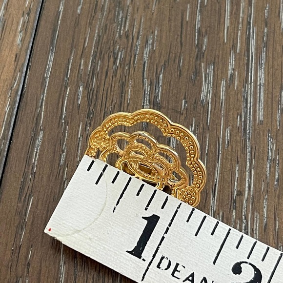 Vintage Avon Clip On Earrings Gold Tone Filigree Round Layered Estate Fashion - Picture 4 of 4